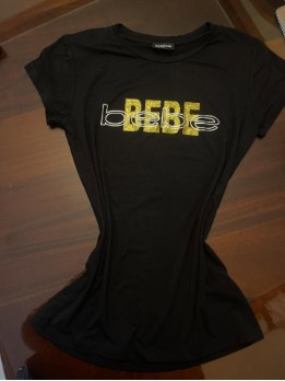 Camiseta bebe negra con logo dorado