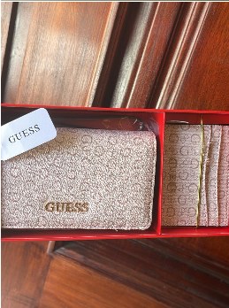 Cartera Guess en caja de regalo